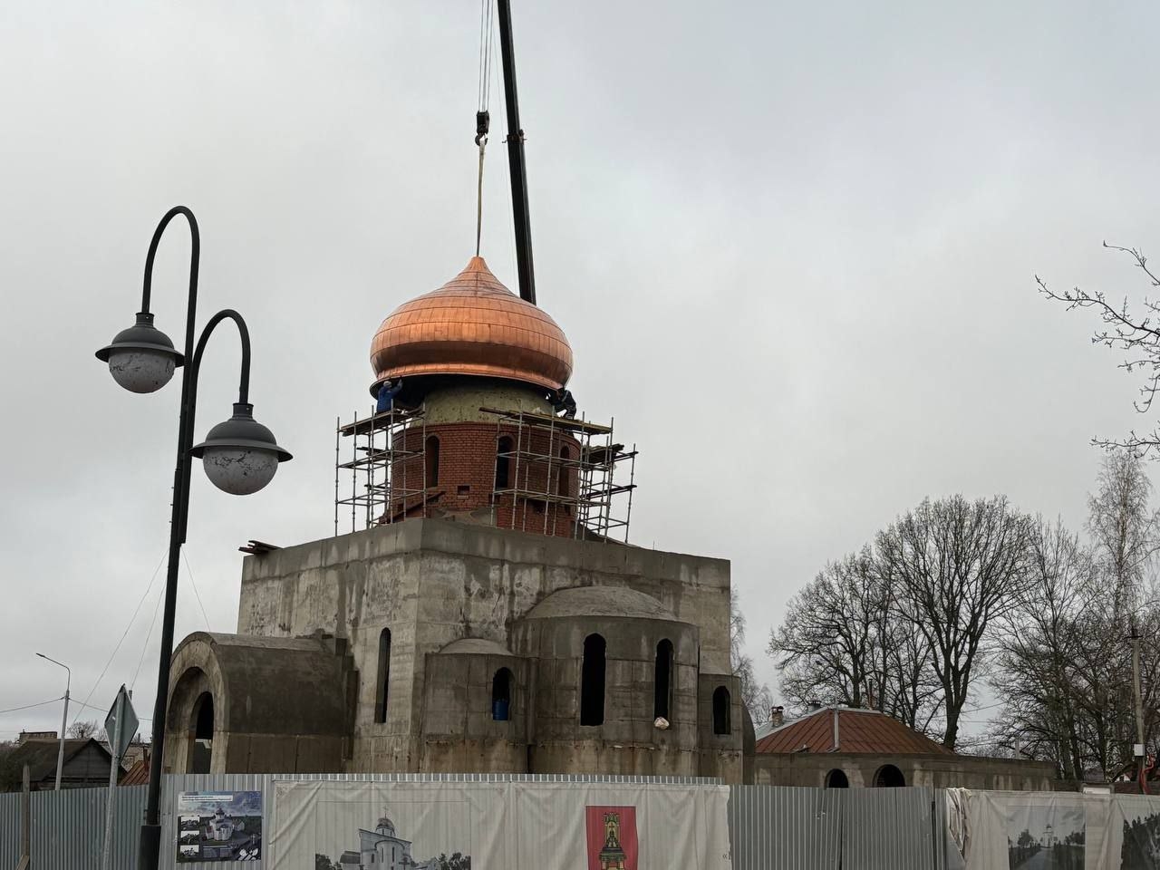 В Торопце на строящемся храме-музее установлен крест Фото: Елена Ефимова / предоставлено правительством Тверской области