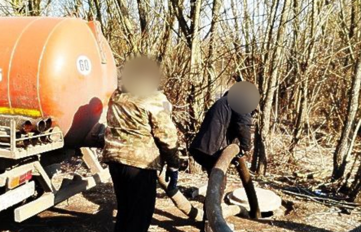 В Твери ассенизаторы незаконно сливают нечистоты в городские колодцы Фото: УМВД России по Тверской области В Твери ассенизаторы незаконно сливают нечистоты в городские колодцы Фото: УМВД России по Тверской области