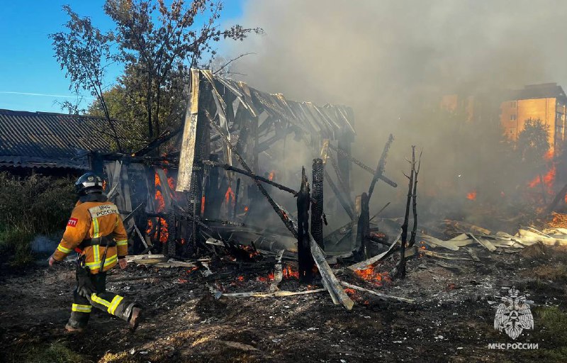 В Мокшино сгорели хозпостройки  Фото: ГУ МЧС по Тверской области