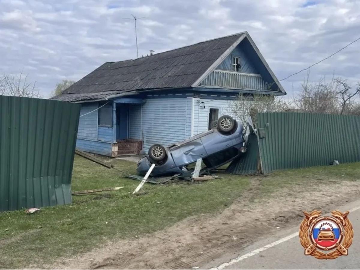 В Редкино машина снесла забор в частном секторе Фото: ГАИ