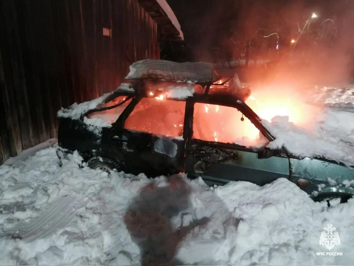 В Кимрах сгорел засыпанный снегом автомобиль Фото: МЧС