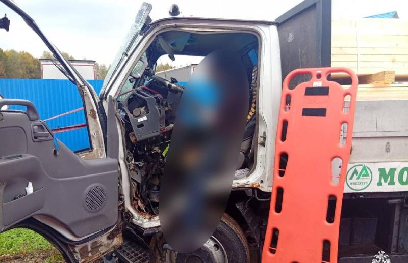 На трассе М10 в Тверской области столкнулись два грузовых автомобиля - новости Афанасий