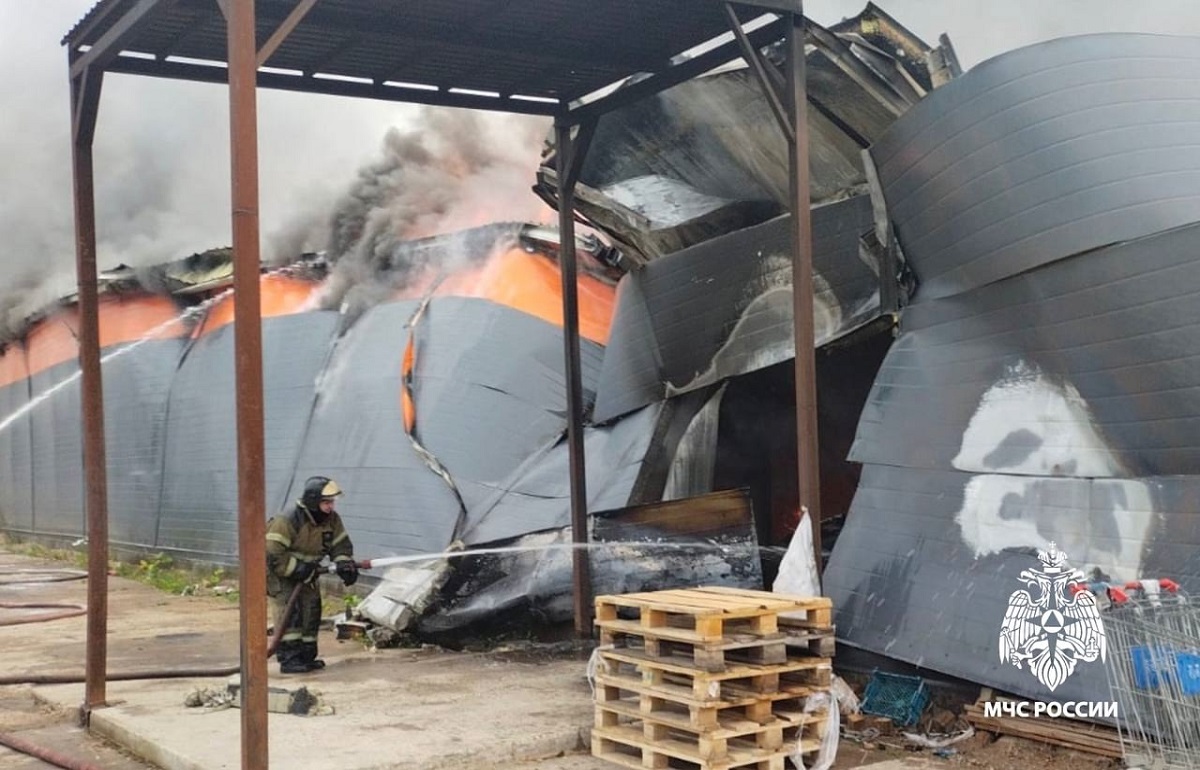 В Бологое сгорел магазин «Светофор» Фото: МЧС по Тверской области
Видео: Farida Greshkova/vk ВЫШНИЙ ВОЛОЧЕК