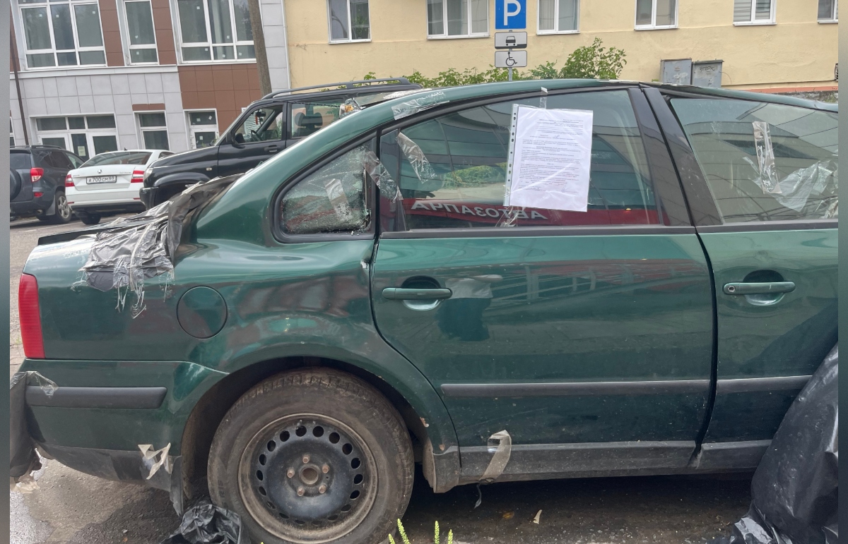 Хозяина зеленой иномарки просят убрать свое авто с набережной в Твери - новости Афанасий