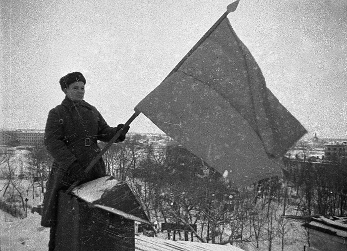 Редкие фото Калинина после оккупации опубликовал архив Тверской области Водружение военнослужащим Красной армии знамени на здании в г. Калинине после освобождения города от немецко-фашистских войск. [декабрь 1941 г.] Ф. Ф-1. Оп. 1. Д. 479. 

Фото на главной и далее: 
Архивы Тверской области