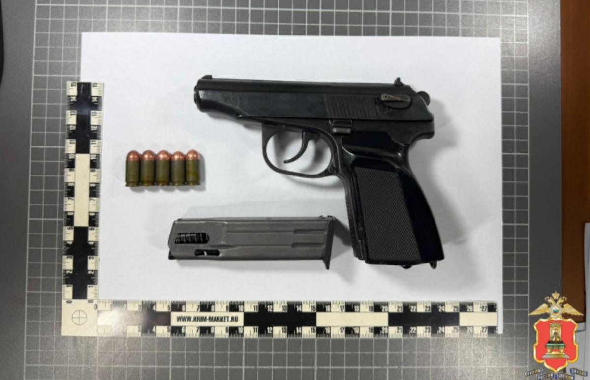 Ревнивый житель Твери с ножом и пистолетом «проводил» гостя из дома  - новости Афанасий