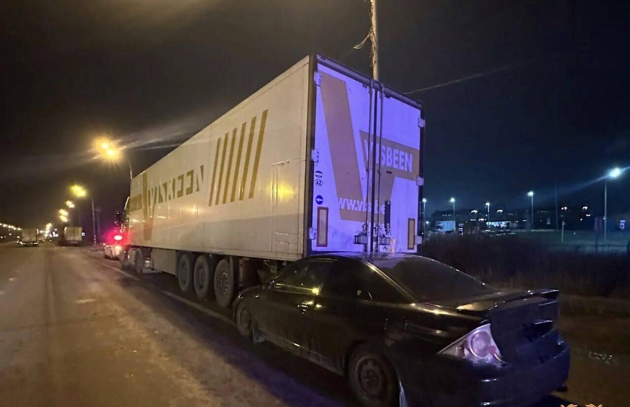 На М10 в Тверской области легковушка въехала под стоящий грузовик - новости Афанасий