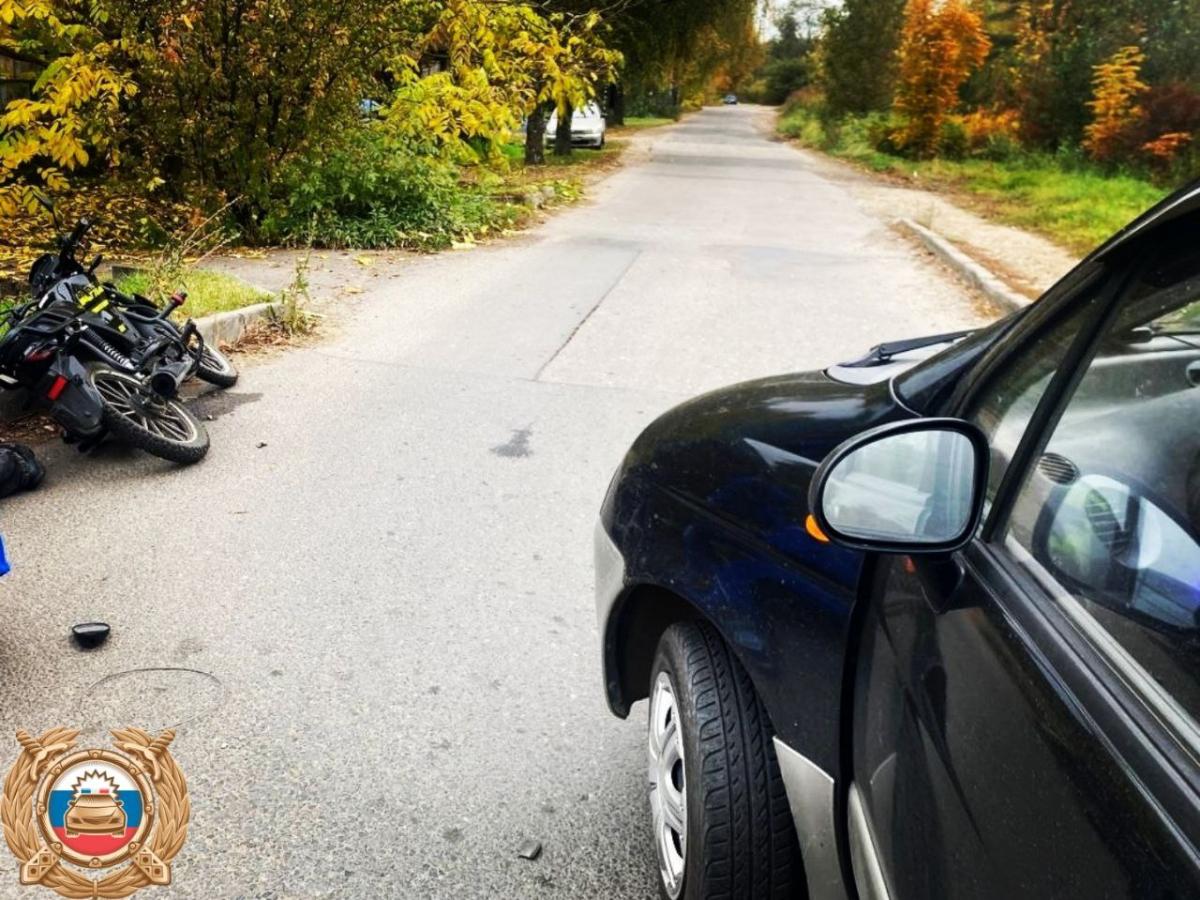 На улице Цветочной в Твери автомобиль сбил подростка на мопеде Фото: ГАИ