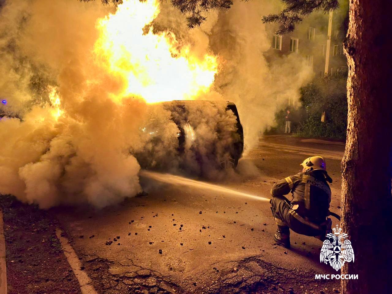 Поджог автомобиля в Ржеве попал на видео