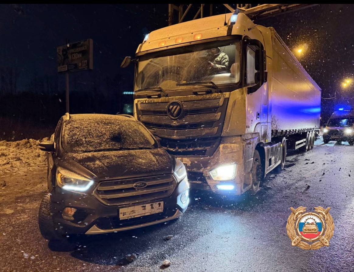 Под Тверью на М10 грузовик сбил двух пешеходов Фото: ГАИ