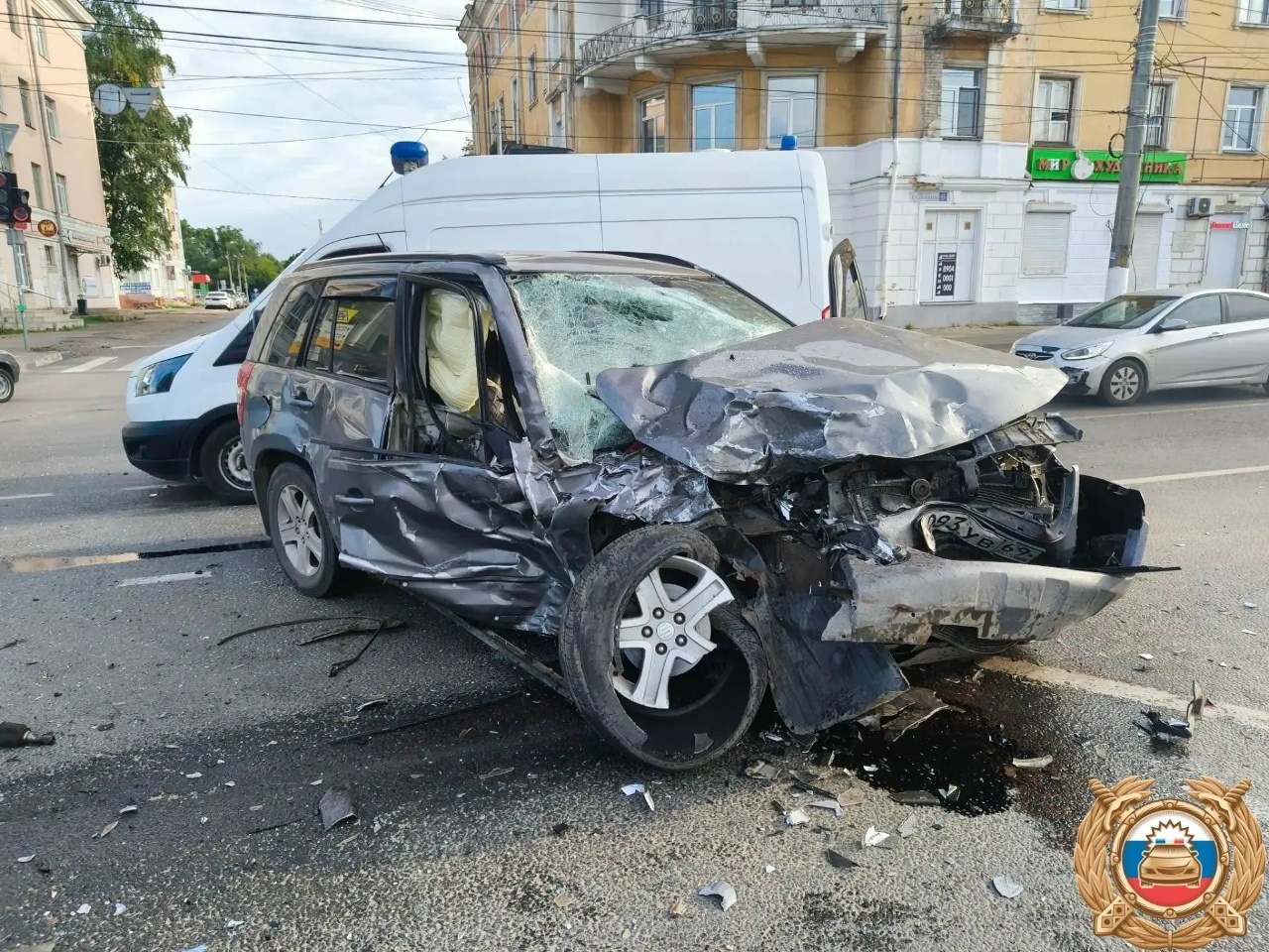 На проспекте Калинина в Твери жестко столкнулись два автомобиля - новости Афанасий