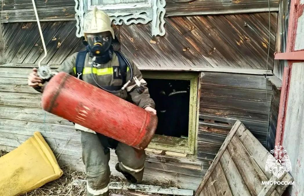 Из-за детской шалости с огнем загорелся подвал дачного дома - новости Афанасий