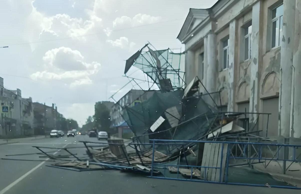 В Вышнем Волочке строительные леса обрушились на дорогу - новости Афанасий