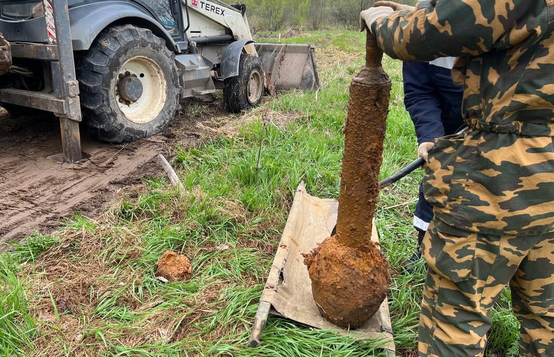 Во Ржеве поисковики нашли у железной дороги неразорвавшийся реактивный снаряд времен войны - новости Афанасий