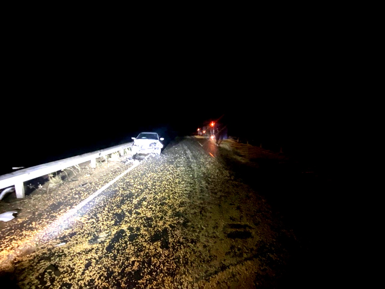 Под Бежецком ночью грузовик из-за взрыва колеса опрокинулся на дорогу и врезался в легковушку Фото: Бежецкая Госавтоинспекция