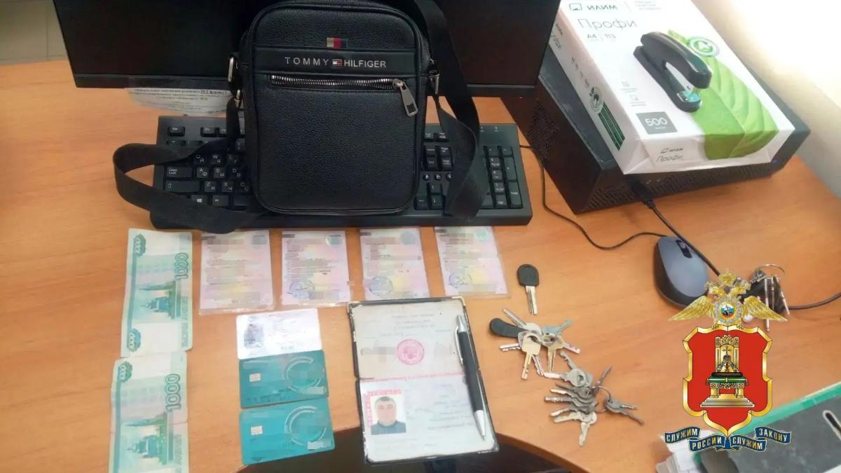 Грузчик похитил сумку с деньгами и документами из торговой точки в Удомле Фото: УМВД Тверской области