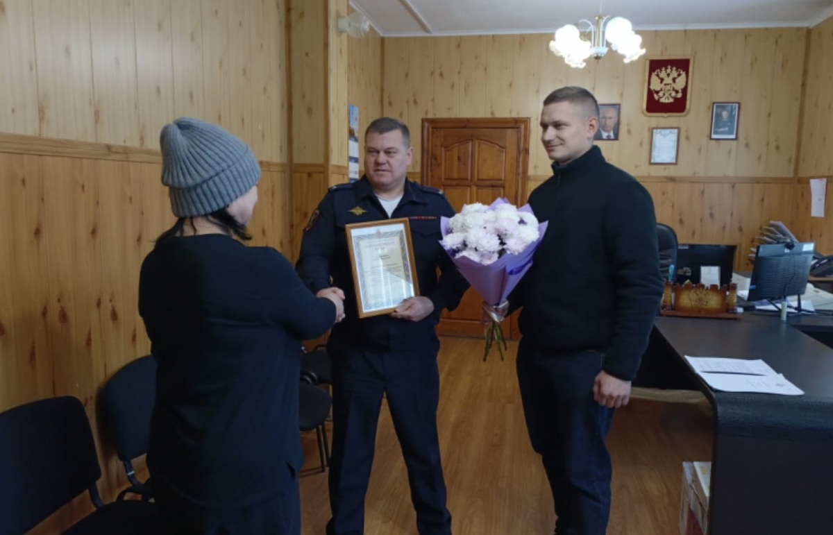 В Западной Двине работницу ПВЗ поблагодарили за помощь в поимке мошенников Фото: УМВД России по Тверской области