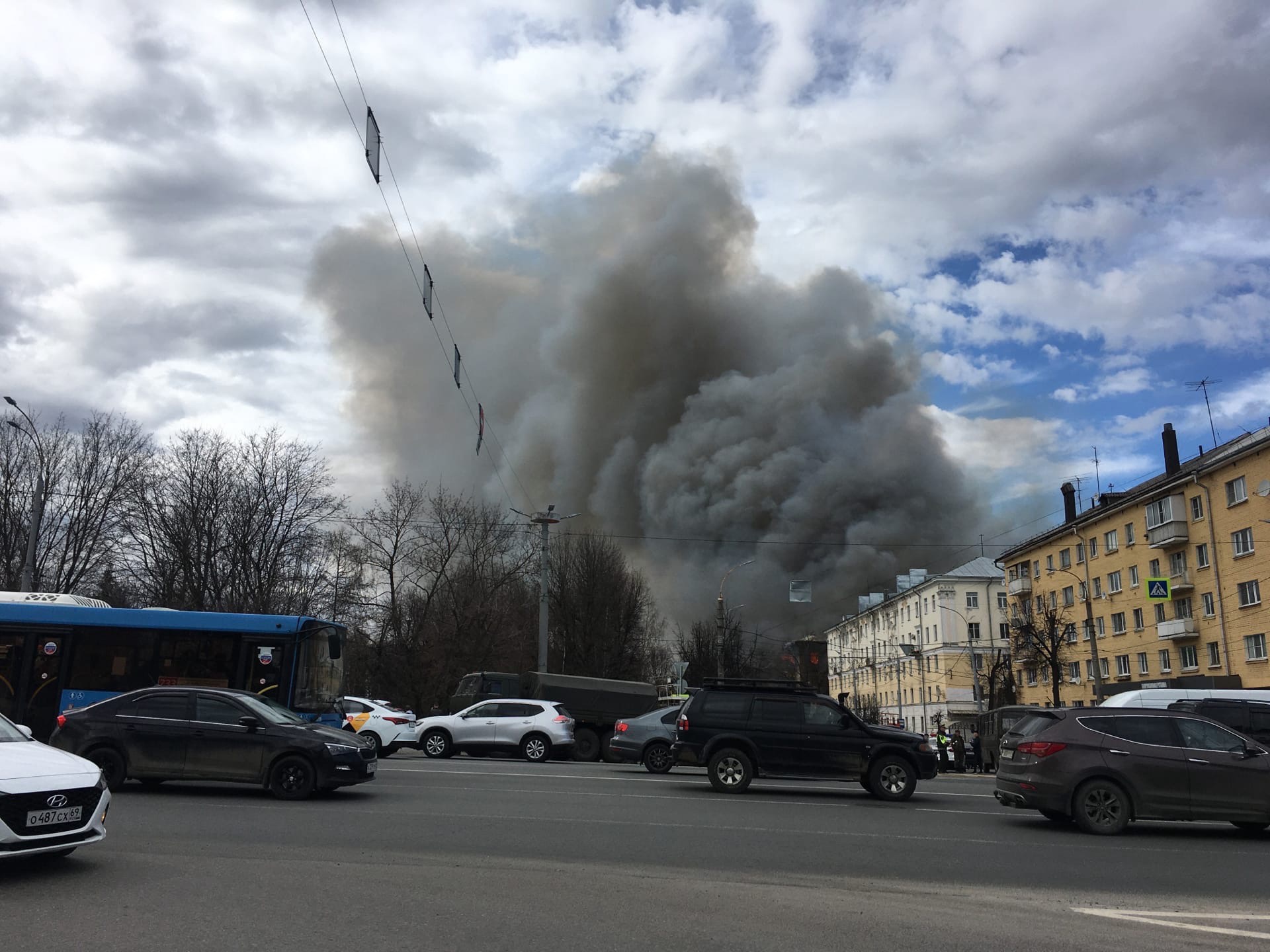 Роспотребнадзор проверяет качество воздуха в районе пожара в ЦНИИ в Твери 