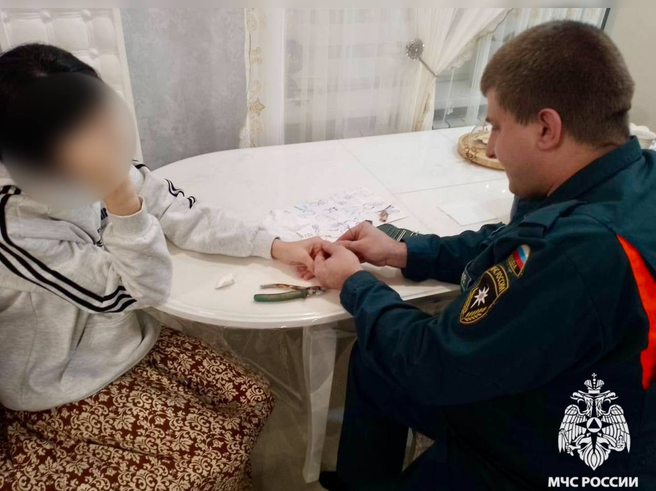 В Старице Тверской области спасатели МЧС помогли девушке избавиться от кольца Фото: ГУ МЧС России по Тверской области