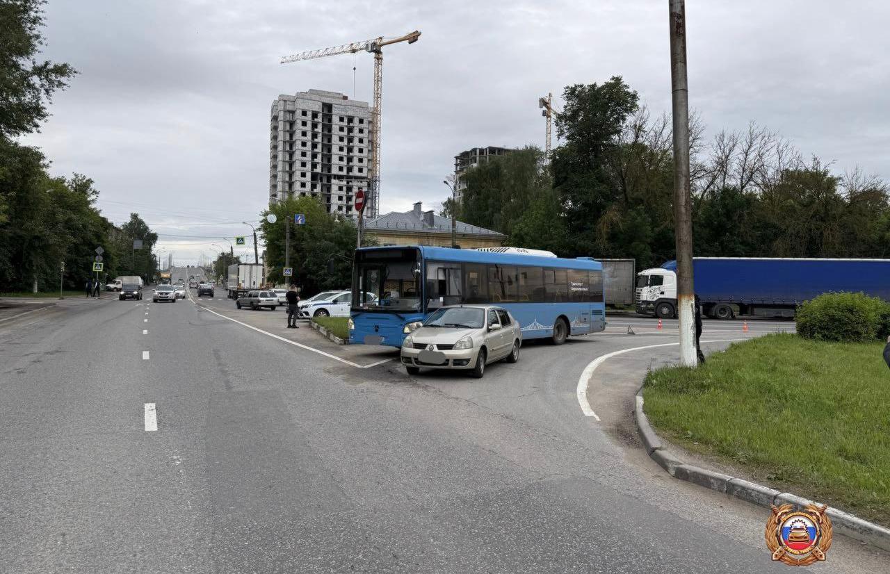 Двое детей пострадали в ДТП с автобусом в Твери  - новости Афанасий