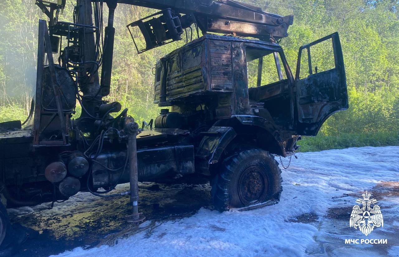 Под Осташковом в Тверской области сгорел лесовоз - новости Афанасий