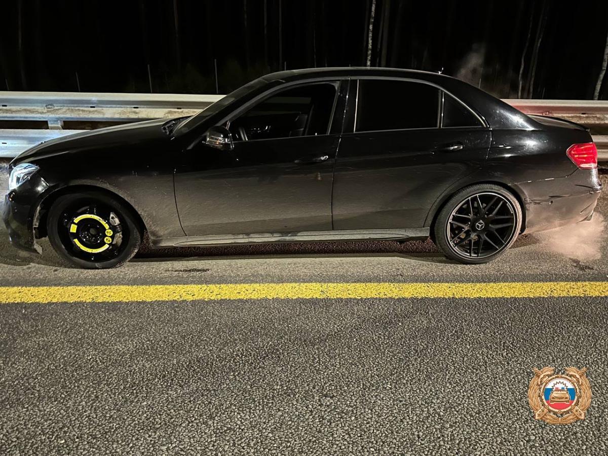 На М11 в Тверской области мужчину во время замены колеса задела фура Фото: ГАИ