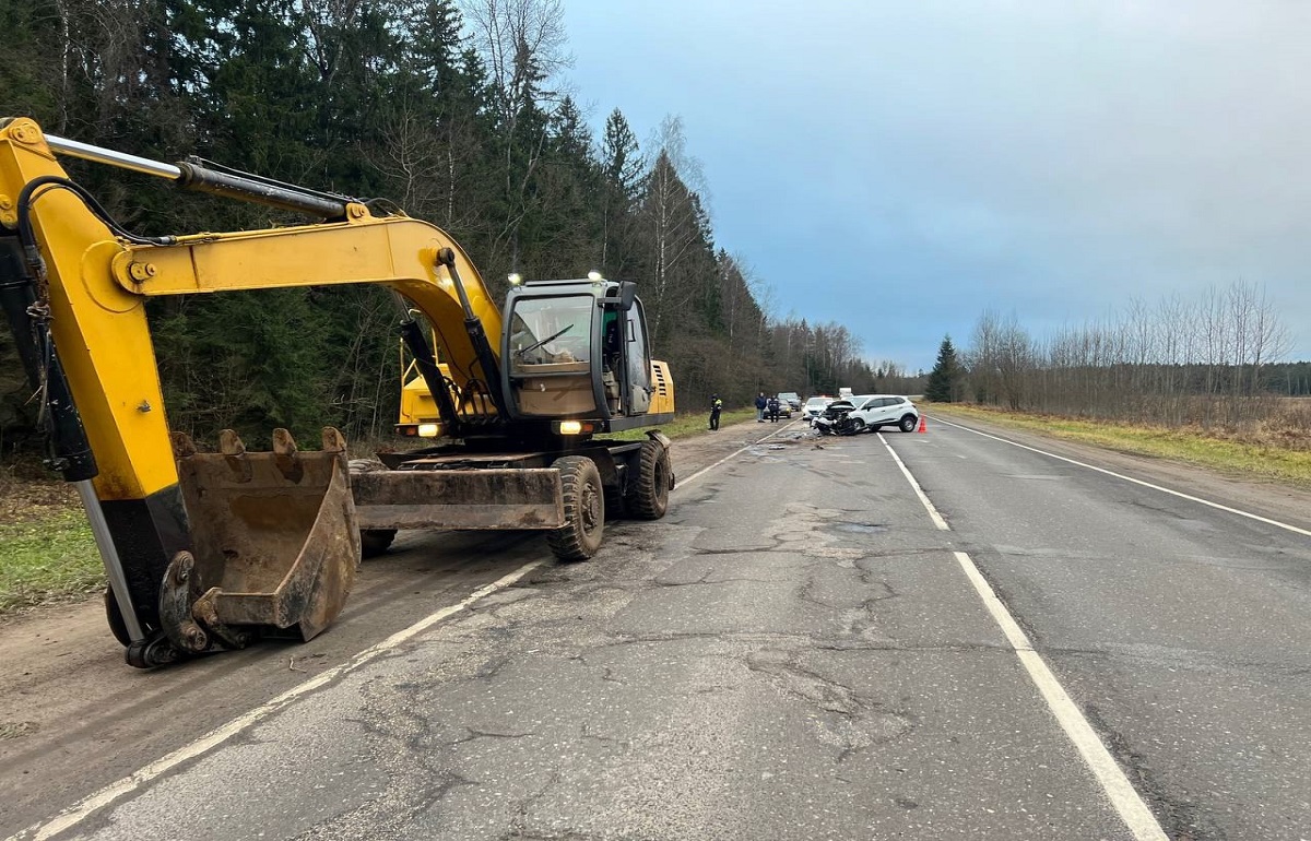 В Калининском районе автомобиль «Рено» догнал экскаватор Фото: Госавтоинспекция Тверской области