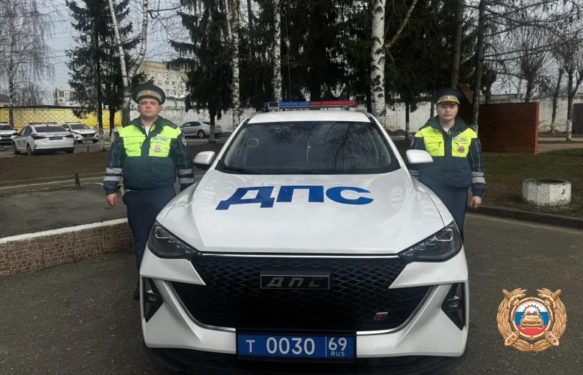 Тверские автоинспекторы помогли спасти ребенка, проглотившего монеты - новости Афанасий