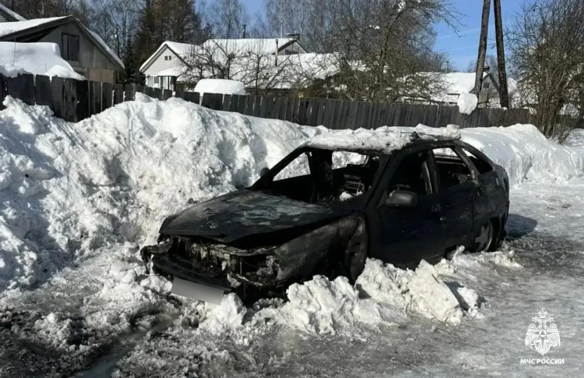 Под Торжком сгорела машина Фото: МЧС