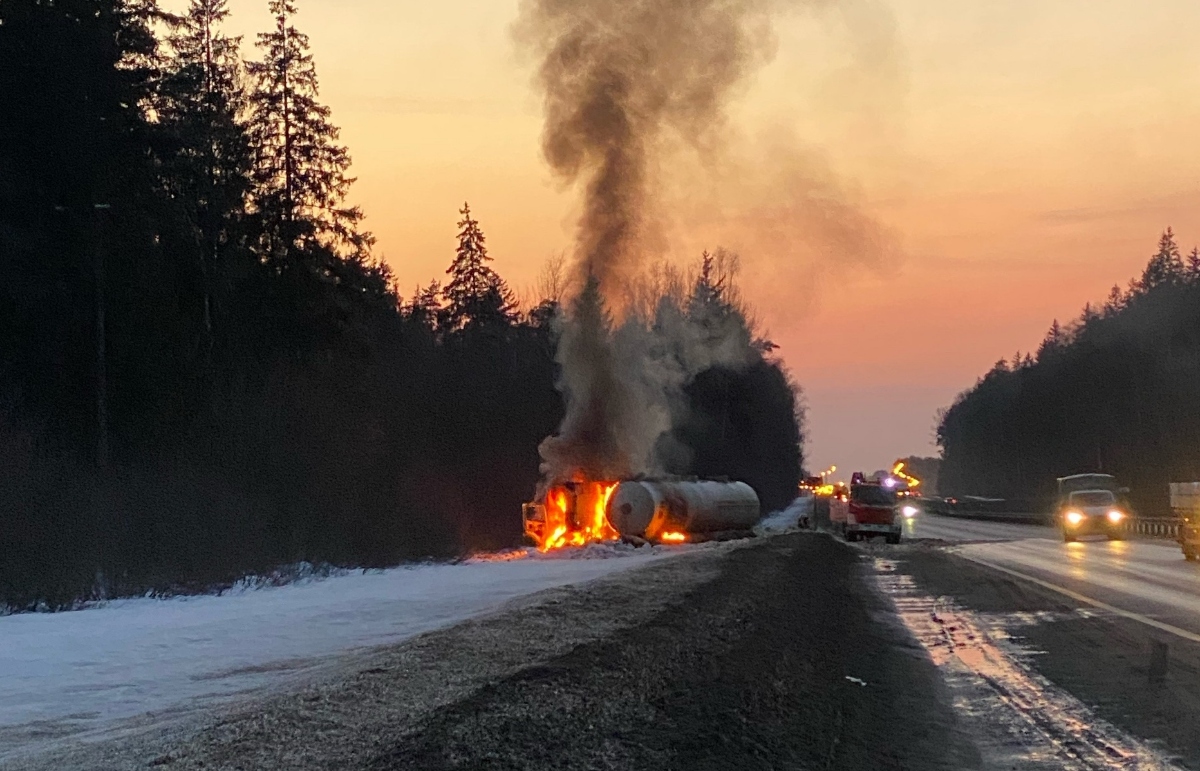 На М10 под Тверью загорелся грузовой автомобиль Фото: прислано в редакцию, МЧС