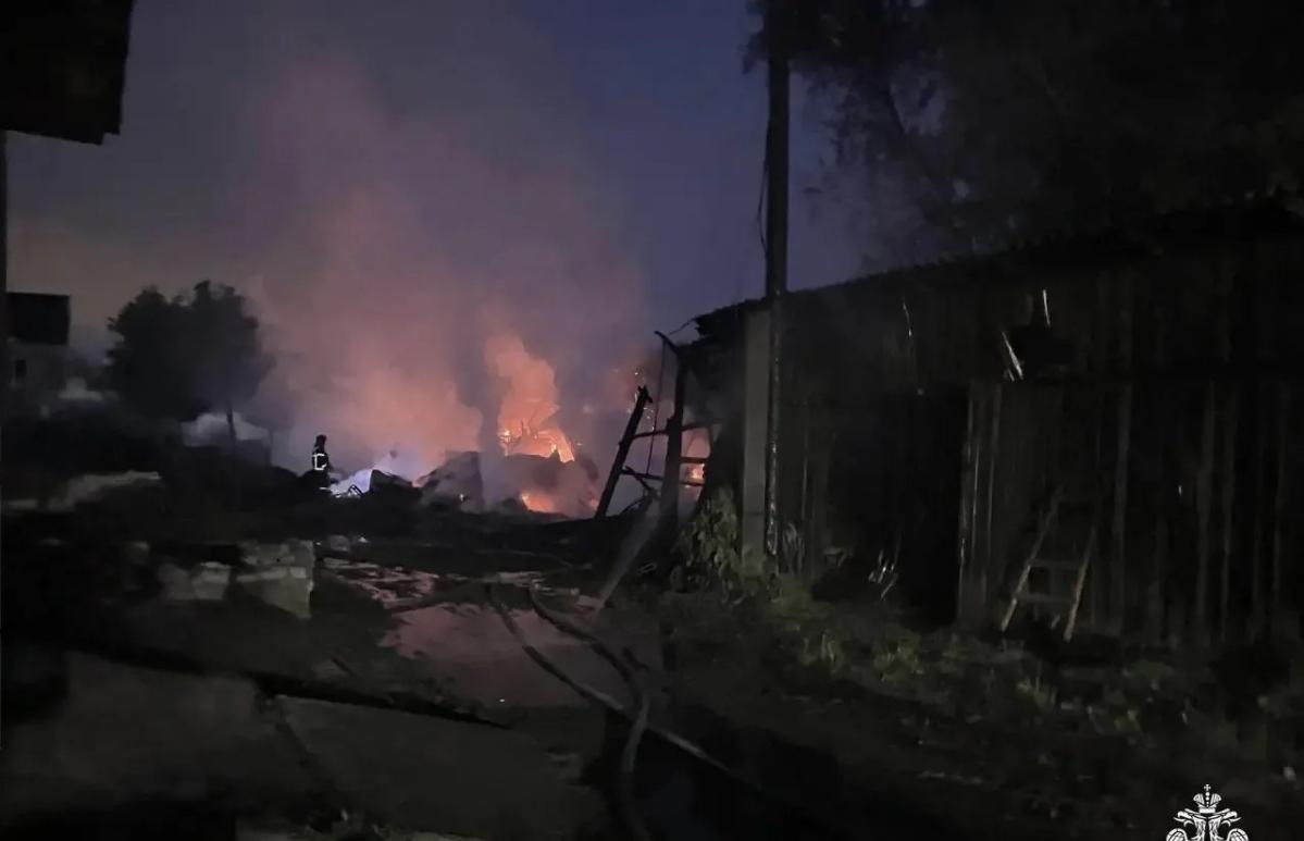 Под Тверью пожарные потушили деревянные сараи - новости Афанасий