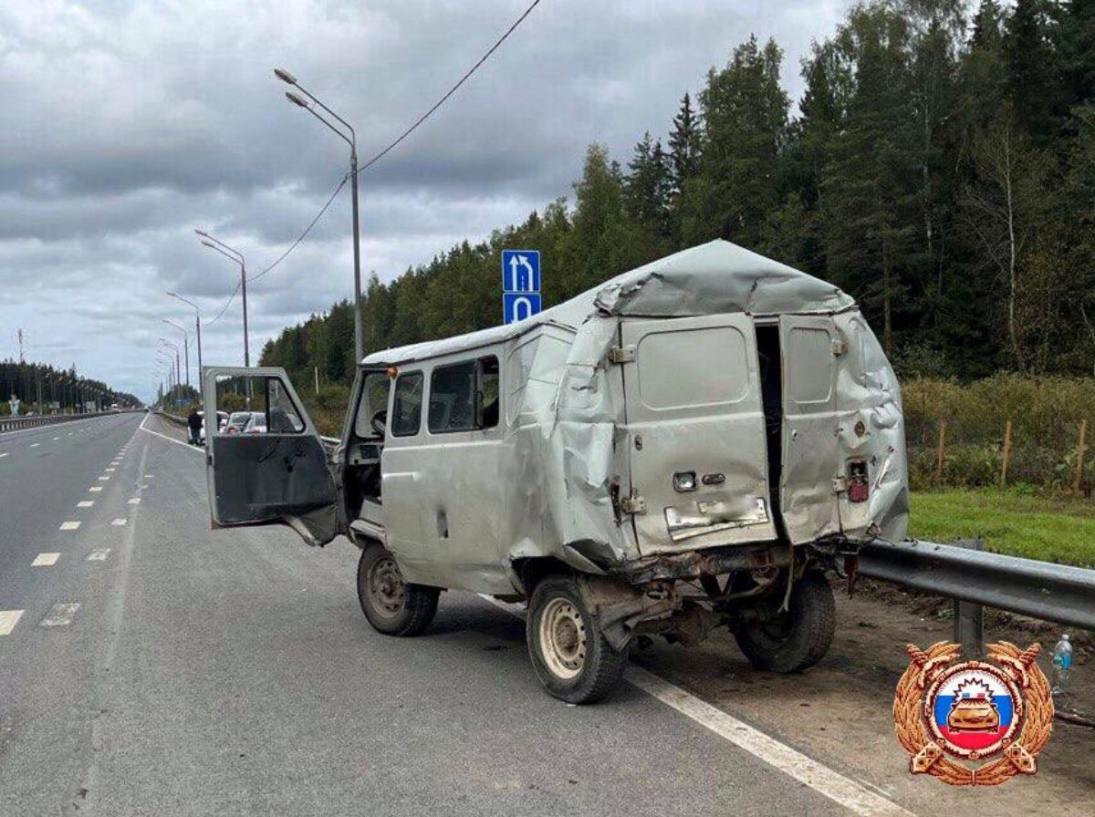 На М10 в Тверской области в столкновении УАЗа и грузовика пострадали два человека