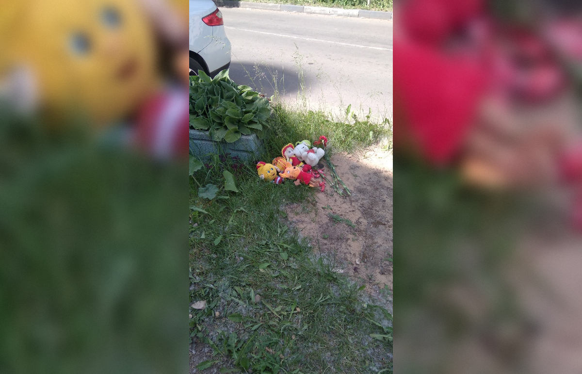 В Твери несут цветы и игрушки к месту гибели 4-летней девочки Фото: Afanasy.biz