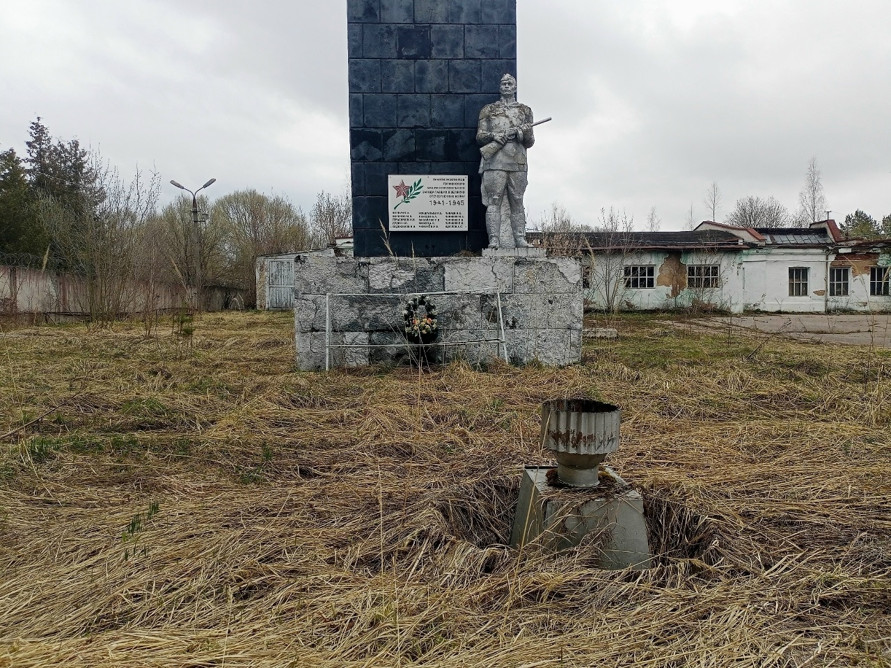 В Торжке началась проверка по факту разрушающегося памятника героям ВОВ - новости Афанасий