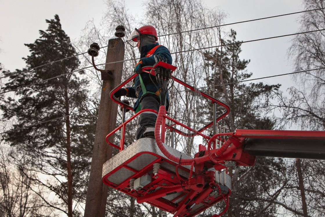 Тверские энергетии устраняют повреждения ЛЭП после сильного ветра 