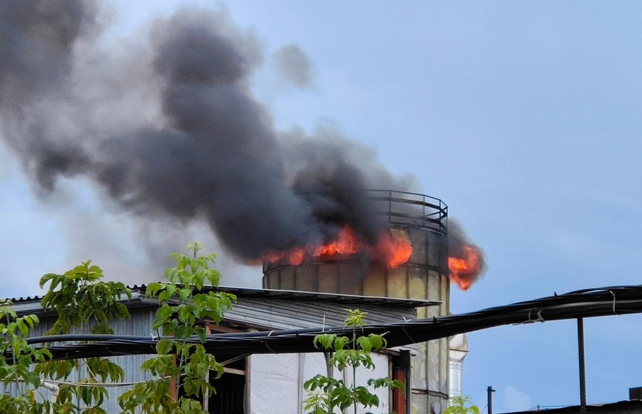 В Твери на Пролетарке горит труба с опилками - новости Афанасий