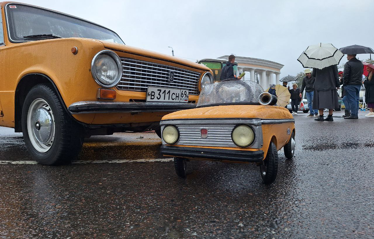 Ностальгия и аромат бензина: в Твери прошла выставка советских ретро-автомобилей Фото, текст: Илья Крутов