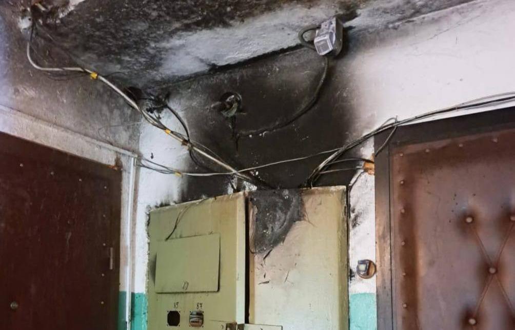 В Бежецке шесть человек эвакуировали из-за пожара в пятиэтажном доме Фото: ГУ МЧС России по Тверской области