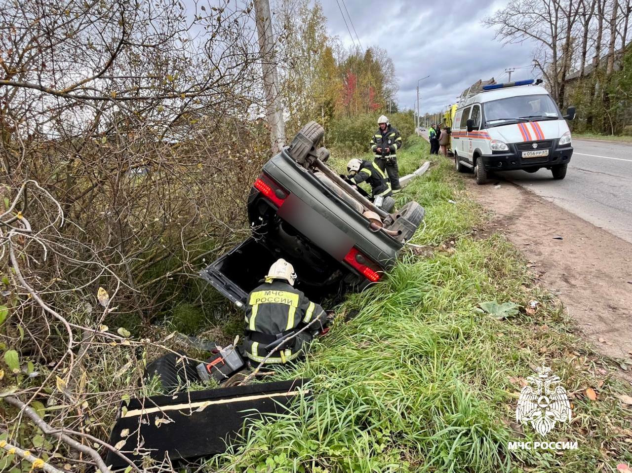 Автомобиль снес столб в Вышнем Волочке - новости Афанасий