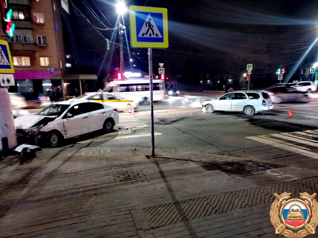 В Твери после ДТП на перекрестке Волоколамки и Склизкова Kia врезалась в столб Фото: ГАИ