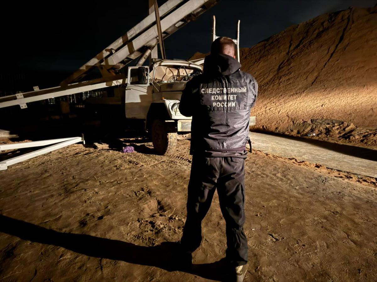 При падении металлоконструкции на стройке под Тверью погиб водитель подъемника Фото: СУ СК РФ по Тверской области