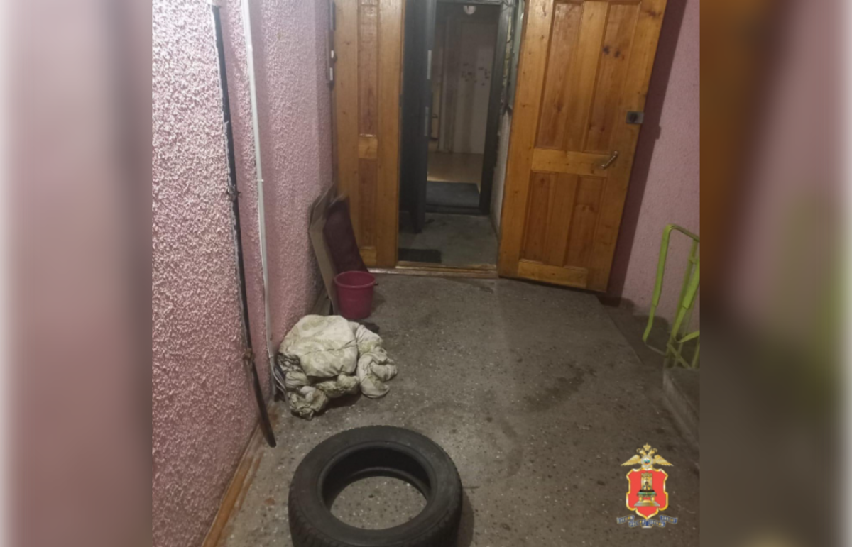 В Твери поймали наркоманов, которые за дозу подожгли покрышки в двух подъездах Фото: УМВД России по Тверской области