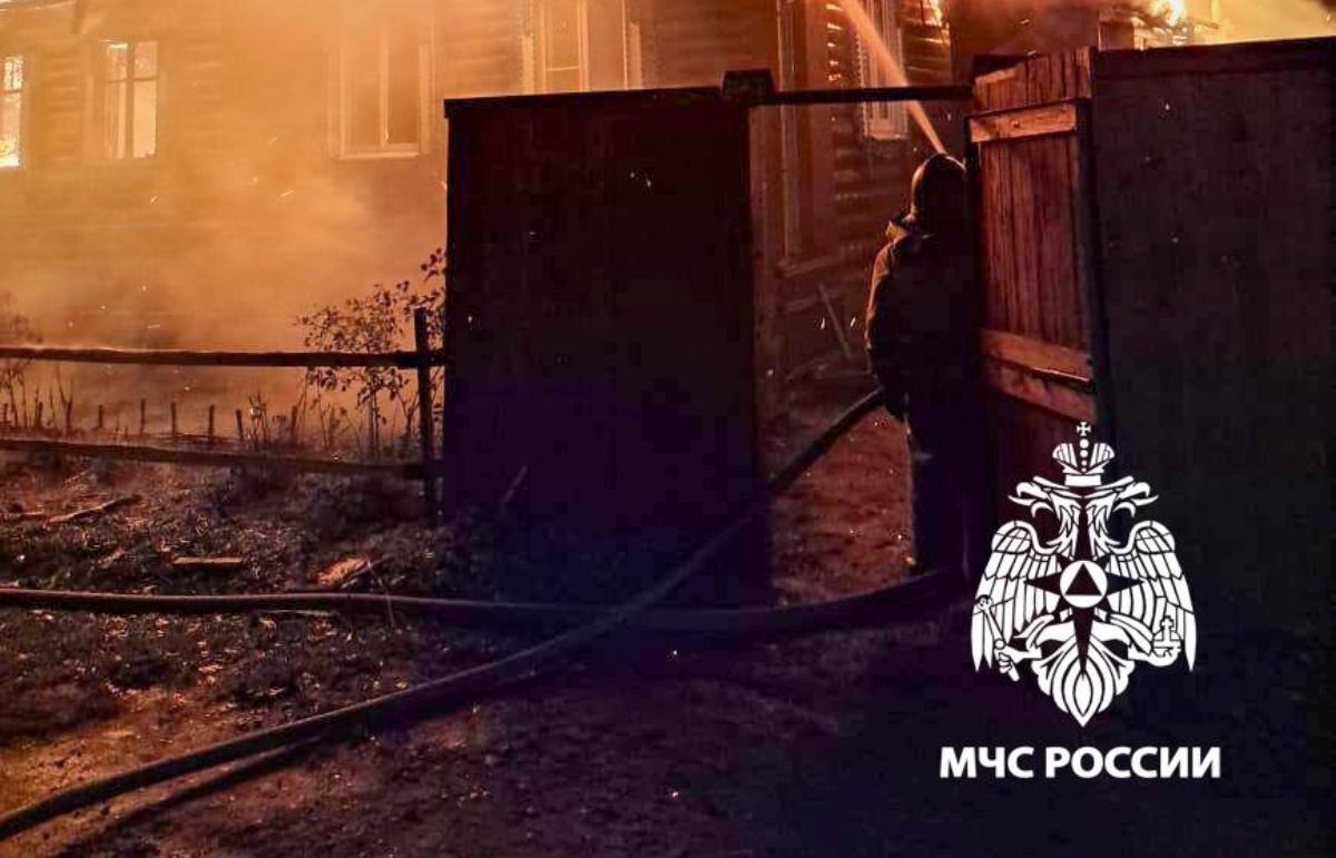 Шесть часов тушили в Бежецке Тверской области жилой дом Фото: МЧС