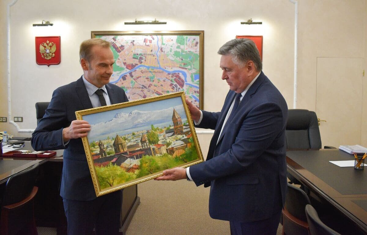 Алексей Огоньков и Вадим Рыбачук обсудили взаимодействие Твери с городами-побратимами Фото предоставлено администрацией Твери