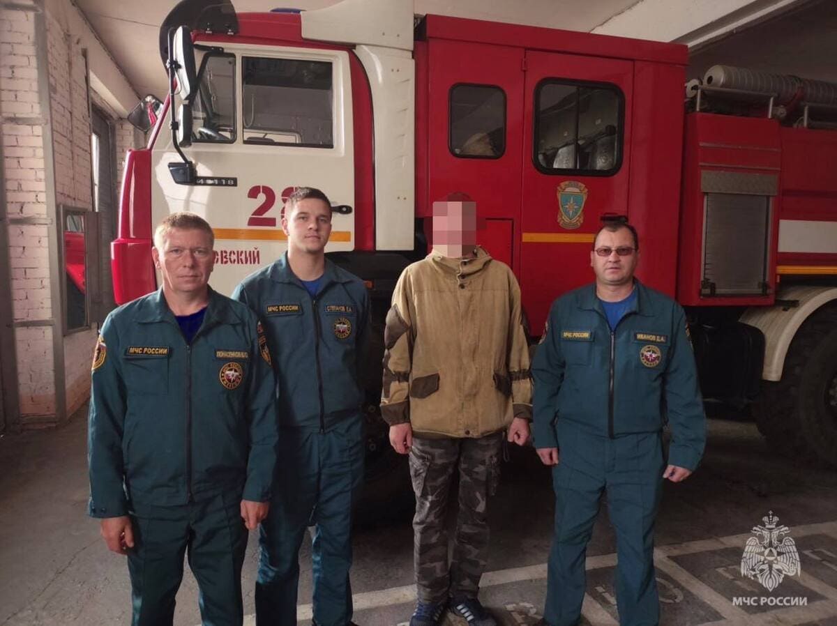 Мужчина приехал в Тверскую область поблагодарить спасших его сотрудников МЧС Фото: МЧС Тверской области