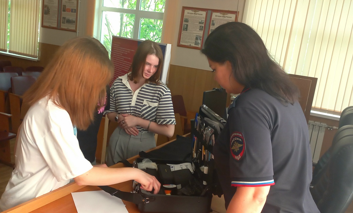В Твери студенты провели один день с транспортными полицейскими Фото: ЛО МВД на станции Тверь