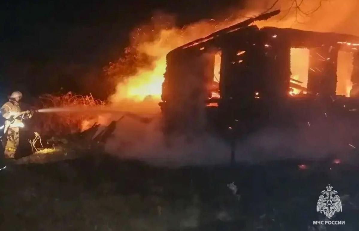 Под Торжком сгорел дом Фото: МЧС Тверской области