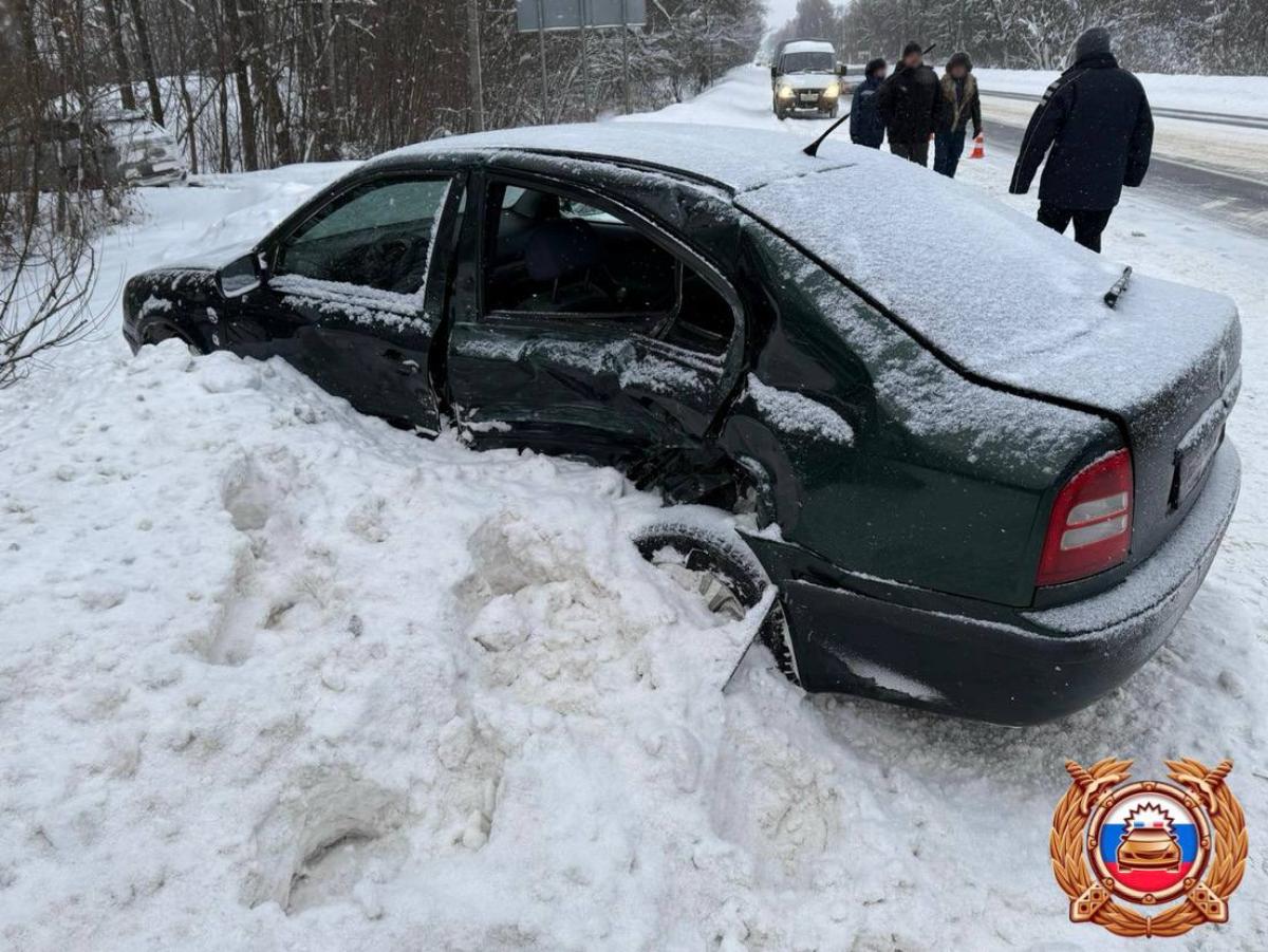 Два водителя пострадали в ДТП на перекрестке под Тверью Фото: ГАИ