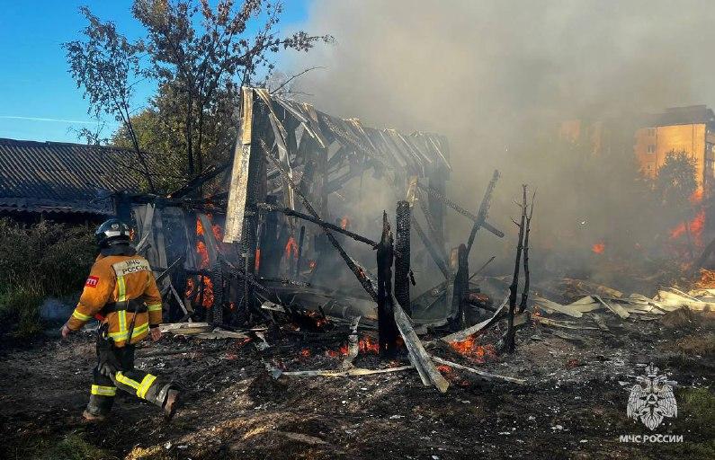 В Мокшино сгорели хозпостройки  - новости Афанасий