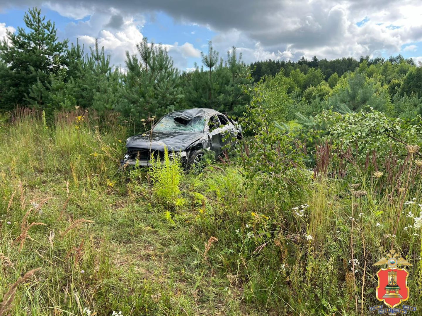 Под Тверью легковушка пролетела несколько метров от дороги и перевернулась Фото: УМВД России по Тверской области